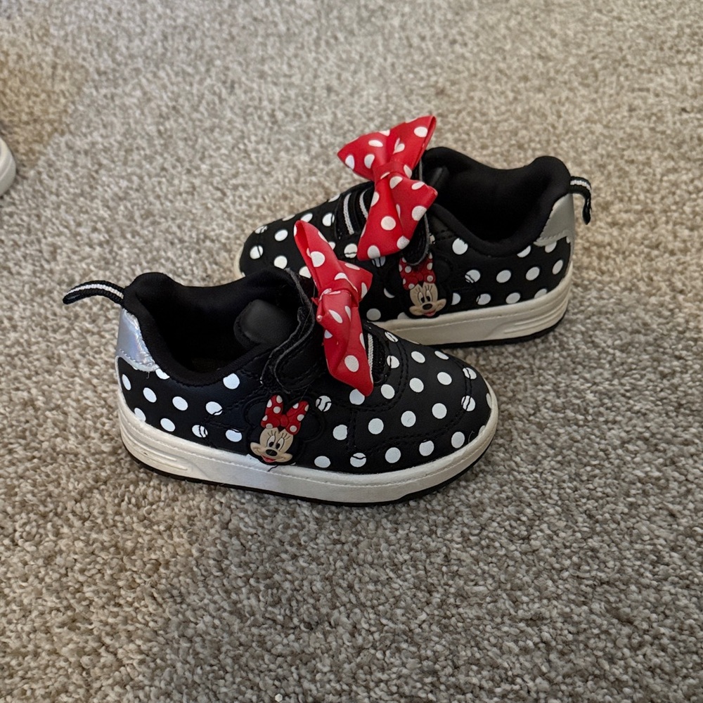 Kids Size 5 shoes. Disney, cat & jack, old navy - Picture 5 of 7